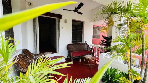 White Town Villa | White Villa Guest House Near Rock Beach And White Town