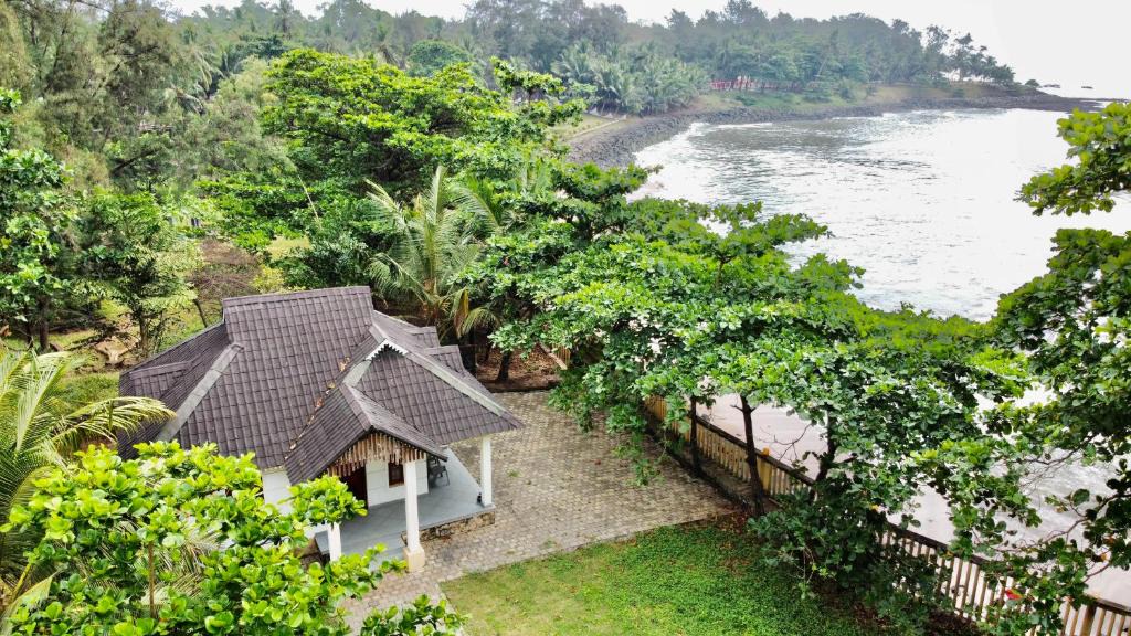 Kannur House | Willo stays The Metro Landsend Beach Resorts