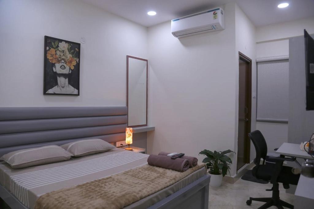 Serilingampally Apartment | Yendluri's Queen Room Kondapur Near Hitech City