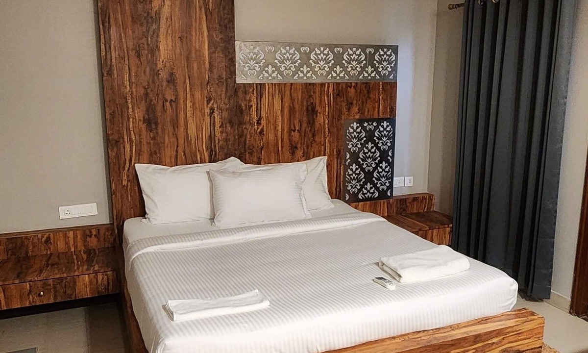Pulikeshi Nagar Hotel | ZIPP Lite Frazer Town