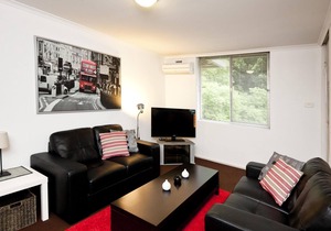 Cute and affordable park side accommodation Queen bed, free parking, free wifi in Daglish