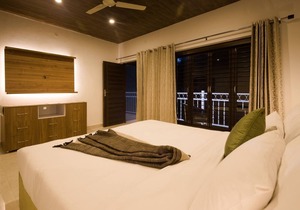 Oakwood 302 - Elegant Private Room With Balcony at Landour, Mussoorie