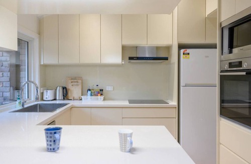 Waitara House | 复古砖墙庭院小屋｜步行到火车站｜6人入住