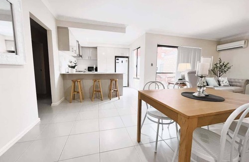Joondanna House | 1 Sparkling Sanctuary Joondanna 3BR Villa & Parkng