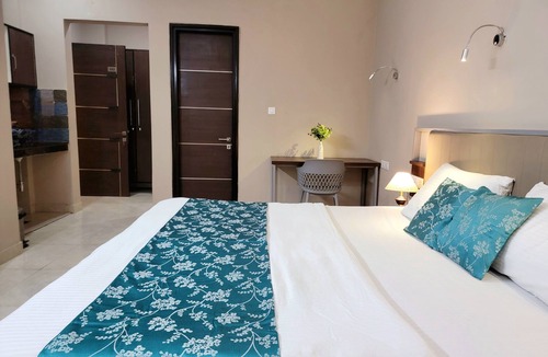 Sector 40 Hotel | 1047 Vamsor heights
