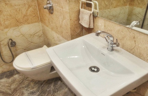 Haridwar Bed & Breakfast | 15 minutes to the Harkipauri! Manstays 3 bedroom condo with Balcony & parking!