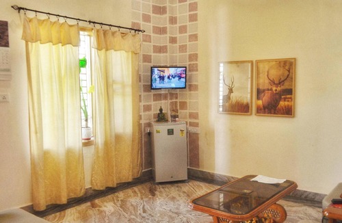 Haridwar Bed & Breakfast | 15 minutes to the Harkipauri! Manstays 3 bedroom condo with Balcony & parking!