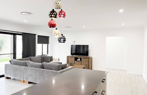 Gobbagombalin House | 19 Morris Crescent, Gobbagombalin