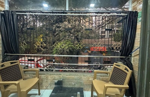 Versova House | 1BHK-Entire Home Near Kokilaben Dhirubhai Ambani Hospital Andheri W