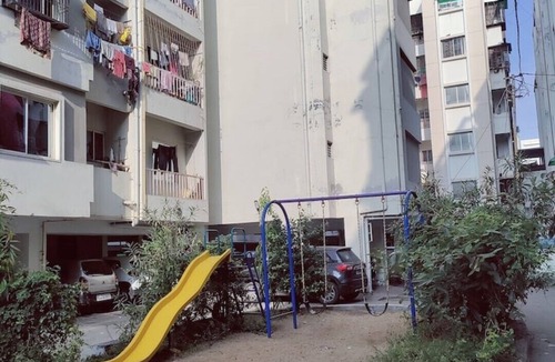 Vadodara Apartment | 1BHK Kitchen,R O Water,AC,Geyser,Fridge,TV,W.M/C