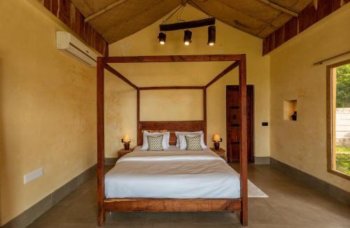 Udaipur Ski Chalet | 1br Cottage with Pool - Lakeside Haven by Roamhome