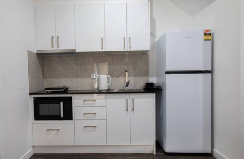 Oxley House | 1BR Unit | Private Bathroom Kitchen & living area