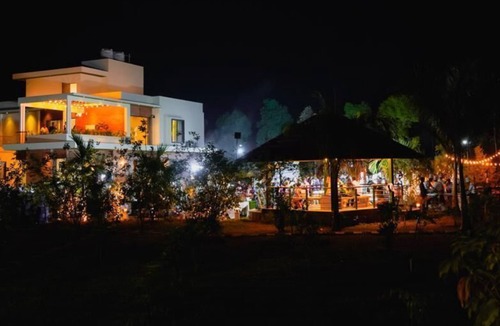 Narasapura Villa | 2.5 acres,5 luxury rooms,master suite with bathtub,pool,kids area ,Lawn.
