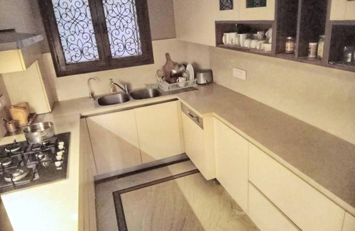 Nehru Place Apartment | 2 Bed Apartment Sleeps 4 with Parking New Delhi