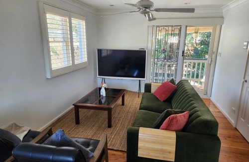 Baulkham Hills House | 2 bedroom guest suite in a Tropical setup