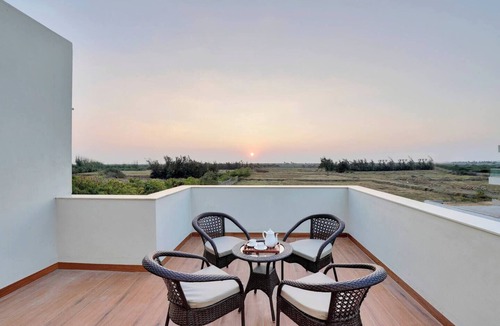 Baradia Apartment | 2 Bedroom Luxury Villa w/Balcony Near Temple