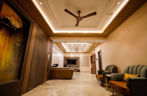 Mahmoorganj Apartment | 2-bedroom spacious apartment with large TV, AC, WiFi nr Kashi Vishwanath Temple