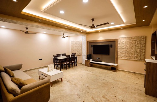 Mahmoorganj Apartment | 2-bedroom spacious apartment with large TV, AC, WiFi nr Kashi Vishwanath Temple