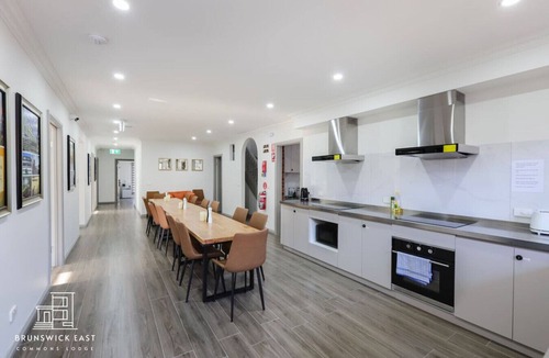 Brunswick East Apartment | 202 Cozy Queen BR w/Fast WiFi - 18 mins tram to CBD