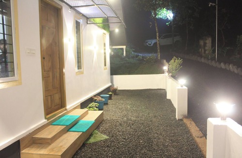 Elappara Villa | 2bhk Homestay With Pool, BBQ and Campfire - Oakwood Oasis