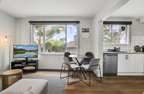 Flemington Apartment | 2BR Flemington Walk to Showgrounds Parking
