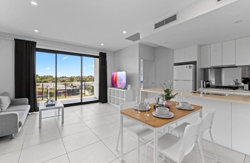 Macgregor Apartment | 2BR Modern Apartment w/Balcony | Great Location