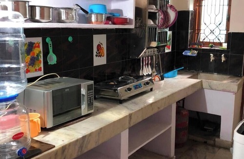 Toli Chowki House | 3-bedroom building in charming Hyderabad with AC family and friendly