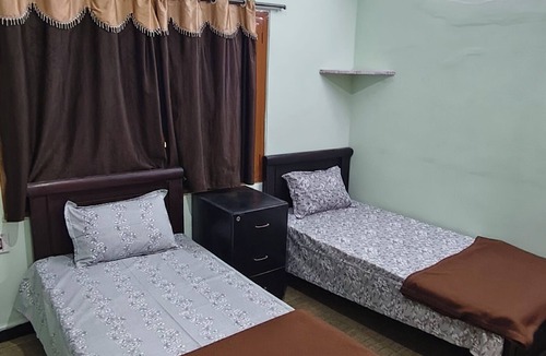 Toli Chowki House | 3-bedroom building in charming Hyderabad with AC family and friendly