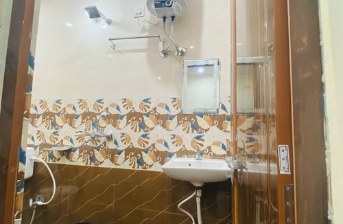 Kakarmatha Hotel | 3-bedroom hotel in delightful Varanasi with WiFi, AC