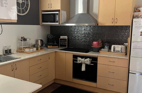 Oak Flats House | 3 Bedroom House - Shellharbour City. 15 minute drive to Jamberoo Action Park