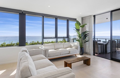 Palm Beach Apartment | 3 Bedroom Luxurious Palm Beach Penthouse!