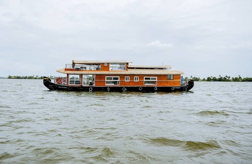 Aryad South Boat Rental | 3 bedroom private semi luxury houseboat with all meals