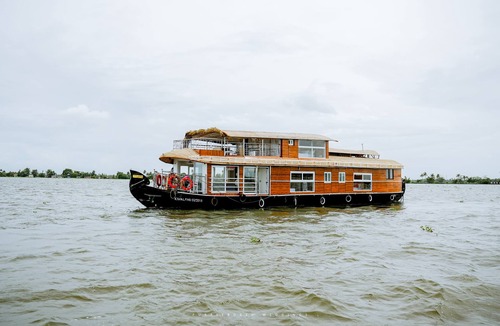 Aryad South Boat Rental | 3 bedroom private semi luxury houseboat with all meals