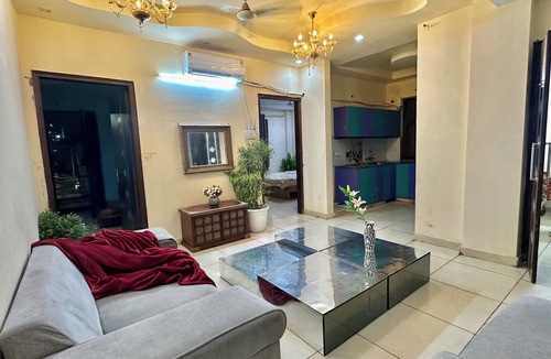 Gurugram House | 3 BHK entire floor on main road Gurgaon