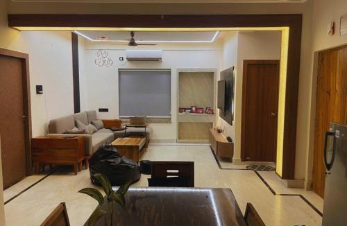 Kolkata Apartment | 3BHK Family Apartment & Deluxe Private Rooms near EM Bypass, Kolkata