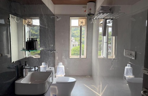 Udaipur Apartment | 3BR Abode with Plunge Pool and Monsoon place view