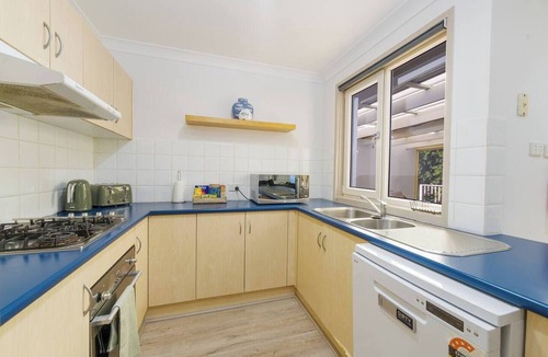 Stanhope Gardens House | 3BR Guesthouse + Sunroom Near Stanhope Leisure