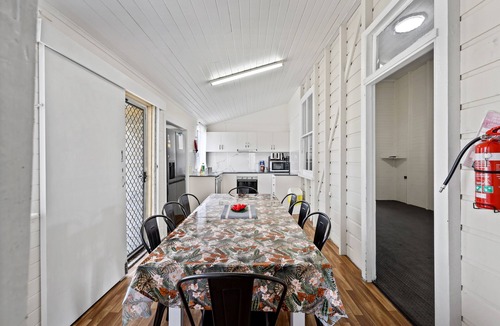 Mackay House | 4-Bed QLDer: Deck+TV, 100m to Water Park & Caneland, 3 Car Parks. Sleeps 11