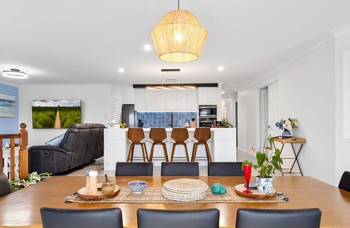 Wurtulla House | 4 bedroom 3 bathroom house on canal, sleeps 12, pool