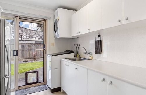Wurtulla House | 4 bedroom 3 bathroom house on canal, sleeps 12, pool