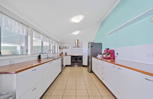 Tuggerawong House | 4 Bedroom House with pool, mini golf, kayak and more