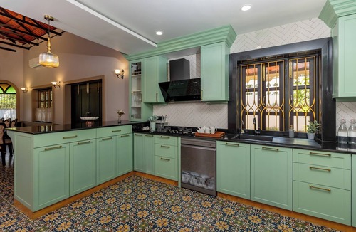 Chikhli Villa | 4BHK Heritage Villa w/Private Pool a perfect hideout - SorrisoDoSol