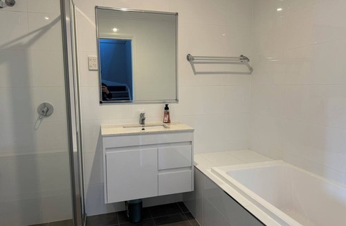 Penrith Bed & Breakfast | 4BR 3Baths Walk to Train, Westfield & Sydney International Regatta Centre