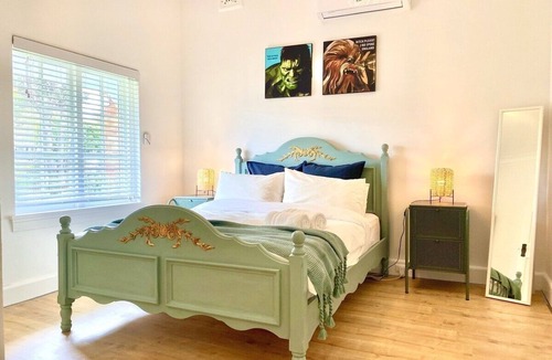 Belfield House | 4BR Straithfield South House close to airport/city sleeps 10 free parking