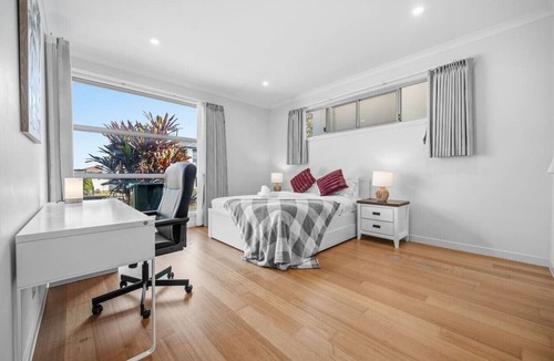 Rochedale House | 5 Ensuite Bedrooms | Home Theatre | Family Stay