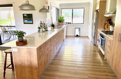 Milton House | 5 min walk to Milton Village, 5 min drive to the beach.