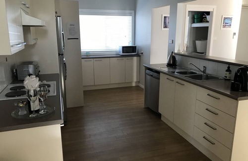 Burrill Lake House | 500 Metres from the Beach Lovely Cottage with Magnificent Lake View and Sunsets