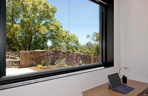 Castlemaine Apartment | ‘52Views’ a private hilltop retreat with panoramic views