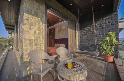 Kurvande Villa | 6BHK Chaos Mansion By Jalanta Stay