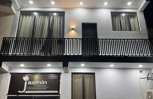 Basai Bed & Breakfast | 8-bedroom bed & breakfast in amazing Agra with AC walk to Taj Mahal
